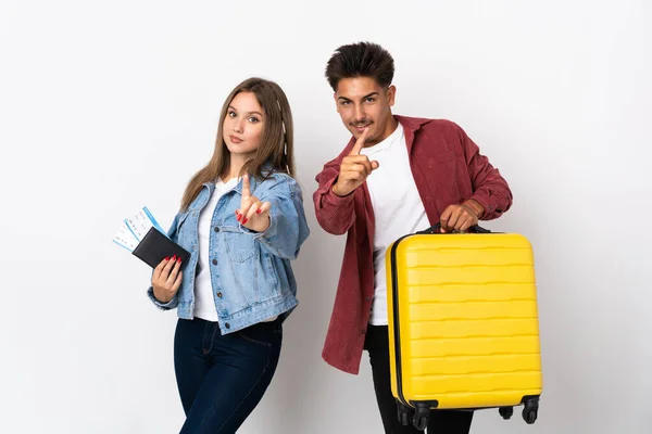 Casal Viajantes Segurando Uma Mala Isolada Fundo Azul Mostrando Levantando — Fotografia de Stock