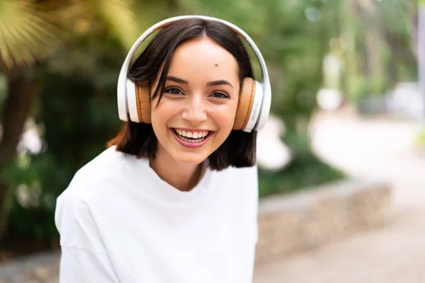 Mujer Joven Escuchando Música Aire Libre —  Fotos de Stock