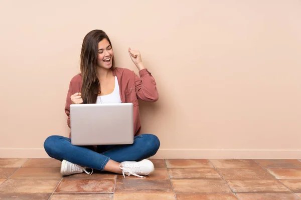 Adolescente Estudiante Chica Sentada Suelo Con Ordenador Portátil Celebrando Una — Foto de Stock