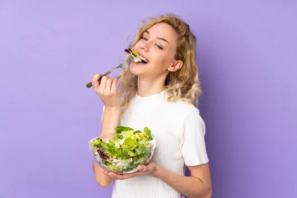 Mujer Rubia Joven Sosteniendo Ensalada Aislada Sobre Fondo Púrpura — Foto de Stock