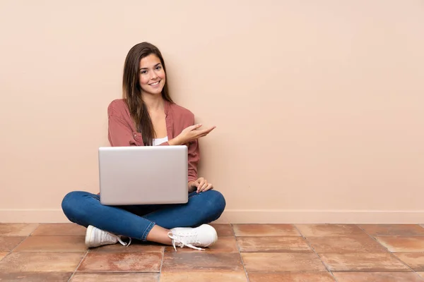 Adolescente Estudiante Chica Sentada Suelo Con Ordenador Portátil Que Presenta — Foto de Stock