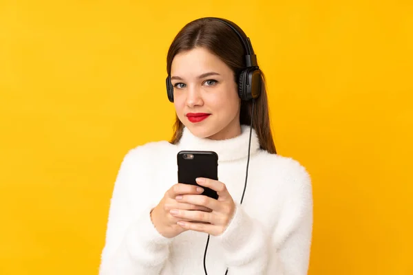 Ragazza Adolescente Isolata Sfondo Giallo Ascoltare Musica Con Cellulare Guardando — Foto Stock