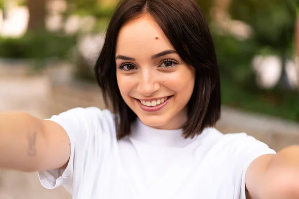 Ung Kaukasiska Kvinna Utomhus Gör Selfie — Stockfoto