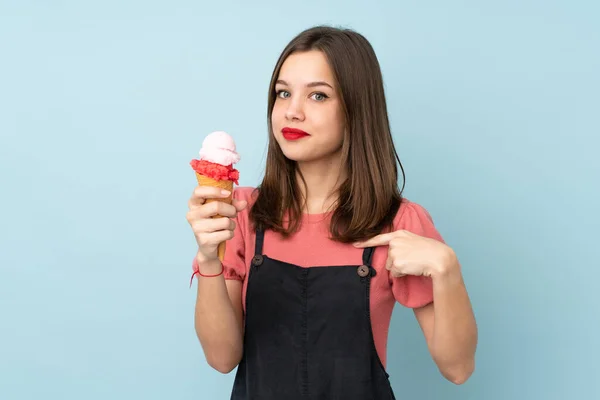 Tini Lány Kezében Egy Cornet Fagylalt Elszigetelt Kék Háttérrel Meglepetés — Stock Fotó