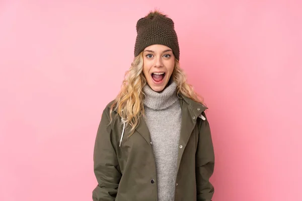 Giovane Ragazza Con Cappello Invernale Isolato Sfondo Rosa Con Espressione — Foto Stock