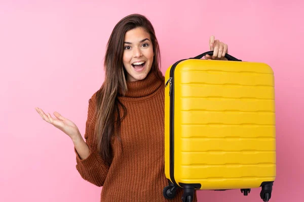 Menina Adolescente Sobre Fundo Rosa Isolado Férias Com Mala Viagem — Fotografia de Stock