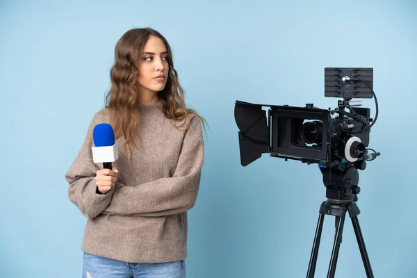 Reporter Jeune Femme Tenant Microphone Reportage Nouvelles Regarder Côté — Photo