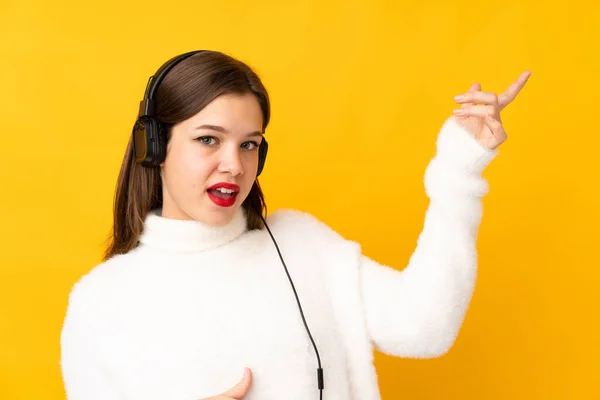 Ragazza Adolescente Isolato Sfondo Giallo Ascoltare Musica Fare Gesto Chitarra — Foto Stock