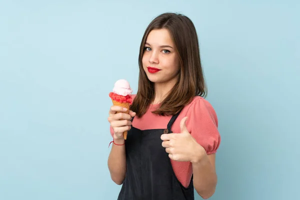 Tonårstjej Som Håller Cornet Glass Isolerad Blå Bakgrund Med Tummen — Stockfoto