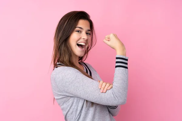 Adolescente Chica Sobre Aislado Rosa Fondo Haciendo Fuerte Gesto —  Fotos de Stock