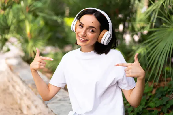 Mujer Joven Caucásica Con Auriculares Aire Libre Orgullosa Satisfecha —  Fotos de Stock