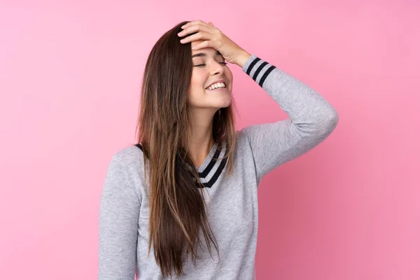 Tonårstjej Över Isolerad Rosa Bakgrund Skrattar — Stockfoto