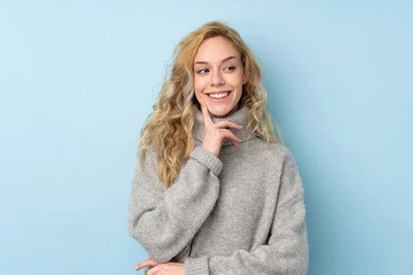 Young Blonde Woman Wearing Sweater Isolated Blue Background Thinking Idea — Stock Photo, Image