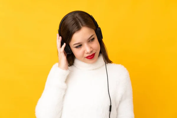 Ragazza Adolescente Isolato Sfondo Giallo Ascoltare Musica — Foto Stock