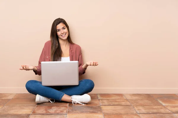 Adolescente Estudiante Chica Sentada Suelo Con Ordenador Portátil Sonriendo — Foto de Stock