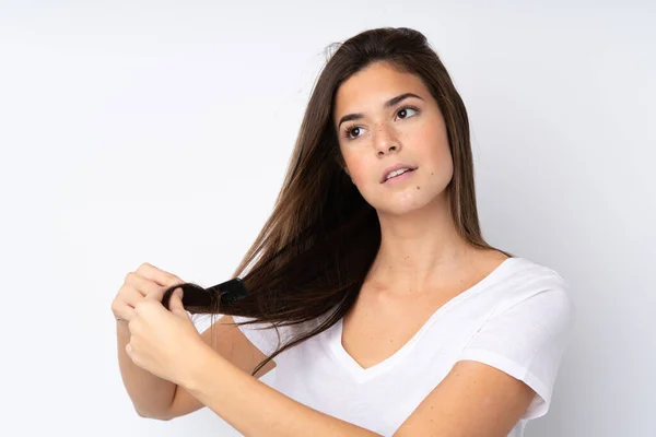 Menina Adolescente Sobre Fundo Isolado Com Pente Cabelo — Fotografia de Stock