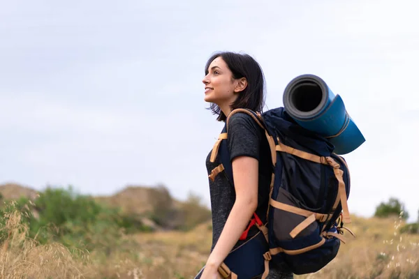 Joven Montañista Chica Con Una Gran Mochila Aire Libre —  Fotos de Stock