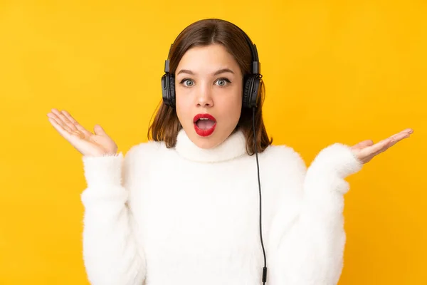 Ragazza Adolescente Isolato Sfondo Giallo Sorpreso Ascoltare Musica — Foto Stock