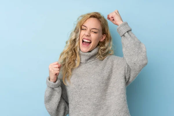 배경에 고립된 스웨터를 여자가 승리를 축하하는 — 스톡 사진