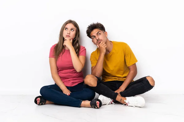 Jeune Couple Assis Sur Sol Isolé Sur Fond Blanc Ayant — Photo