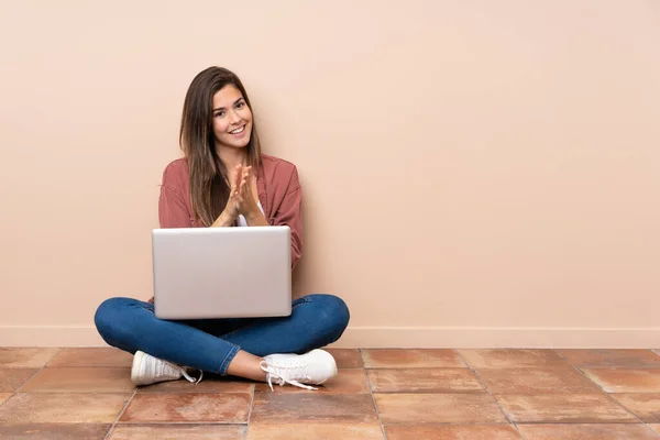 Adolescente Estudiante Sentada Suelo Con Ordenador Portátil Aplaudiendo Después Presentación — Foto de Stock