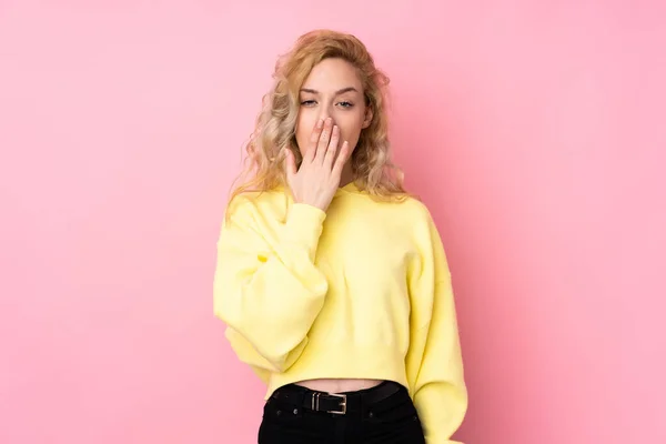 Молода Блондинка Сорочці Ізольована Рожевому Фоні Позіхання — стокове фото