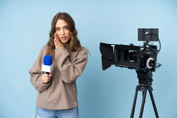 Reporter Jeune Femme Tenant Microphone Rapportant Des Nouvelles Chuchotant Quelque — Photo