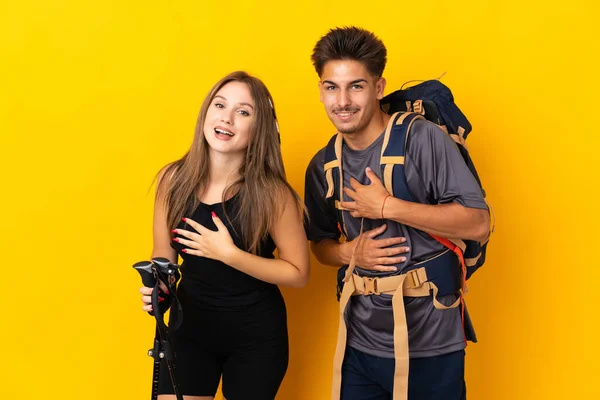 Jovem Casal Montanhista Com Uma Grande Mochila Isolada Fundo Amarelo — Fotografia de Stock