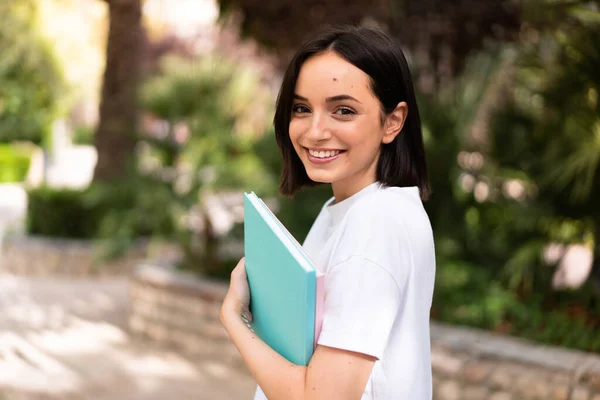 Junge Glückliche Studentin Hält Notizbücher Freien — Stockfoto