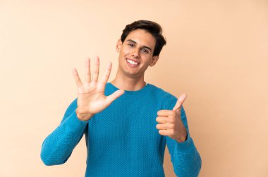 İzole edilmiş arka planda altı parmaklı adam.