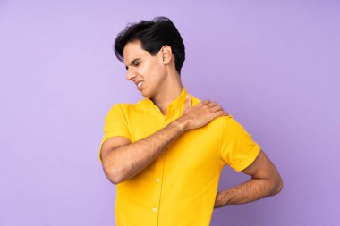 Omuz ağrısından muzdarip, izole edilmiş, mor bir geçmişi olan bir adam çaba sarf ettiği için acı çekiyor.