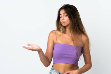 Beyaz arka planda izole edilmiş genç beyaz bir kadın...