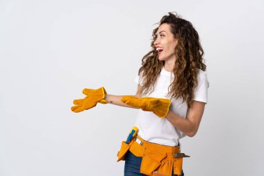 Genç elektrikçi beyaz zemin üzerinde yalıtılmış sürpriz yüz ifadesi ile yan bakarken