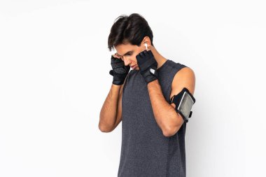 İzole edilmiş beyaz arka plan müzik dinleyen spor adamı