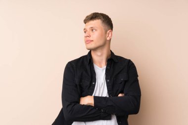 Genç yakışıklı adam gülüyor.