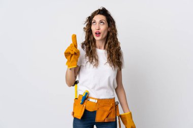 Genç elektrikçi, beyaz arka planda izole edilmiş bir şekilde parmağını kaldırarak çözümü bulmayı amaçlıyor.