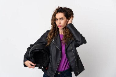 Motosiklet kaskı tutan genç, beyaz bir kadın. Şüpheleri var.