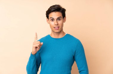 İzole edilmiş arka planda kalan bir adam bir fikri işaret ederek...