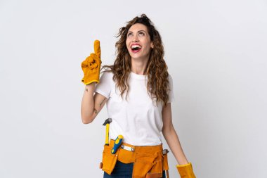Beyaz arka planda izole genç elektrikçi harika bir fikre işaret ediyor.