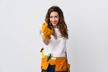 Genç elektrikçi beyaz arka planda izole edilmiş para hareketi yapıyor.