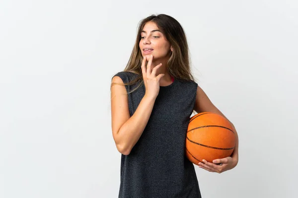 Jovem Mulher Jogando Basquete Isolado Fundo Branco Olhando Para Cima — Fotografia de Stock