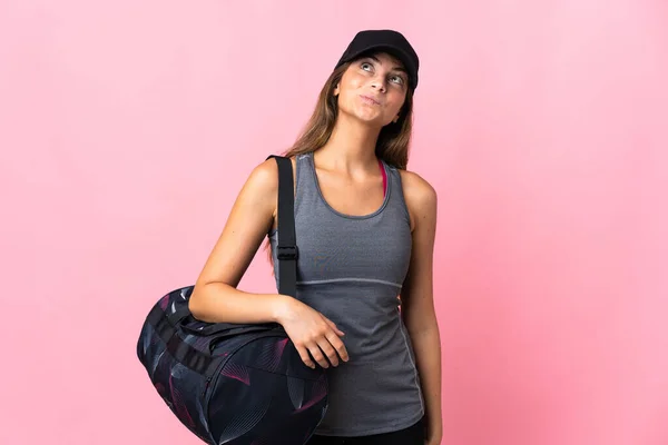 Mladá Sportovní Žena Sportovní Taška Izolované Růžovém Pozadí Vzhlíží — Stock fotografie