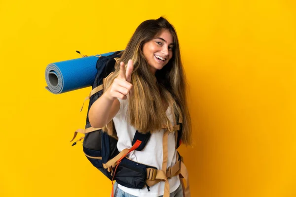 Mujer Joven Montañista Con Una Gran Mochila Aislada Sobre Fondo —  Fotos de Stock