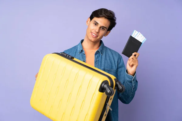 Man Geïsoleerde Paarse Achtergrond Vakantie Met Koffer Paspoort — Stockfoto