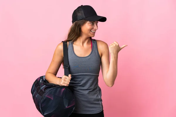 Mujer Deportiva Joven Con Bolsa Deporte Aislada Sobre Fondo Rosa —  Fotos de Stock