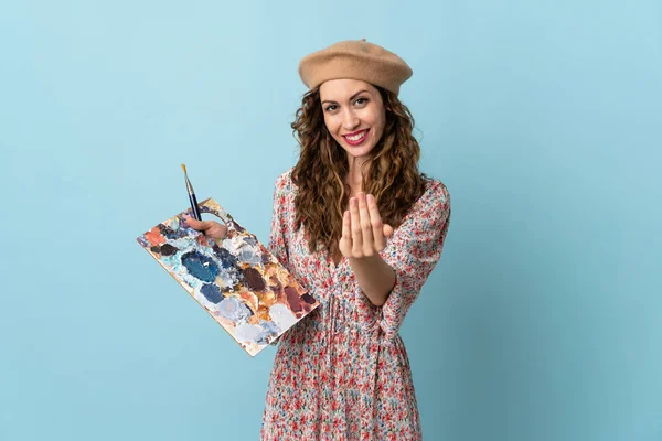 Joven Artista Sosteniendo Una Paleta Aislada Sobre Fondo Azul Invitando —  Fotos de Stock