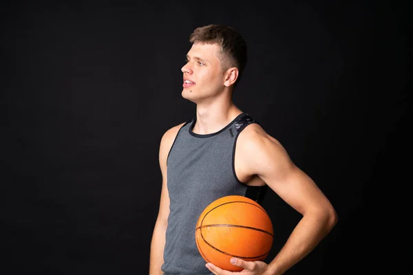 Pemuda Tampan Bermain Basket Atas Dinding Hitam Yang Terisolasi — Stok Foto