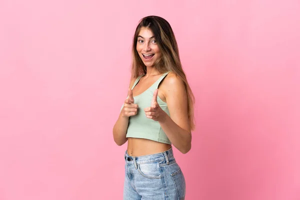 Giovane Donna Caucasica Isolata Sfondo Rosa Sorpreso Che Punta Davanti — Foto Stock