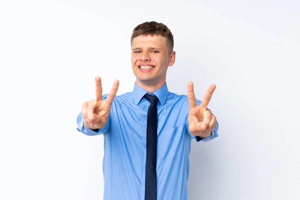 Jovem Empresário Bonito Sorrindo Mostrando Sinal Vitória — Fotografia de Stock