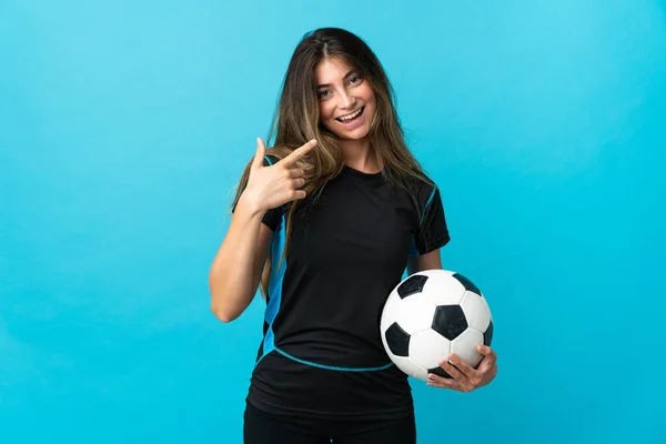 Jeune Footballeuse Femme Isolée Sur Fond Bleu Donnant Geste Pouce — Photo